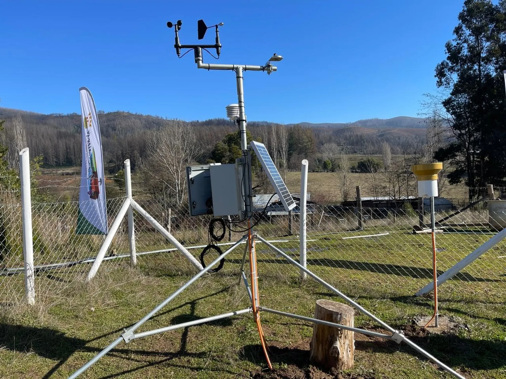 Campo agrícola bajo el sol, mostrando evaporación y transpiración