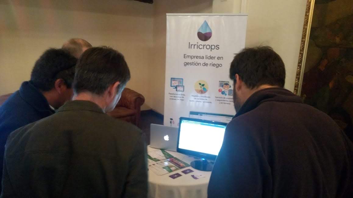 Equipo de Irricrops en su stand, mostrando la plataforma a visitantes